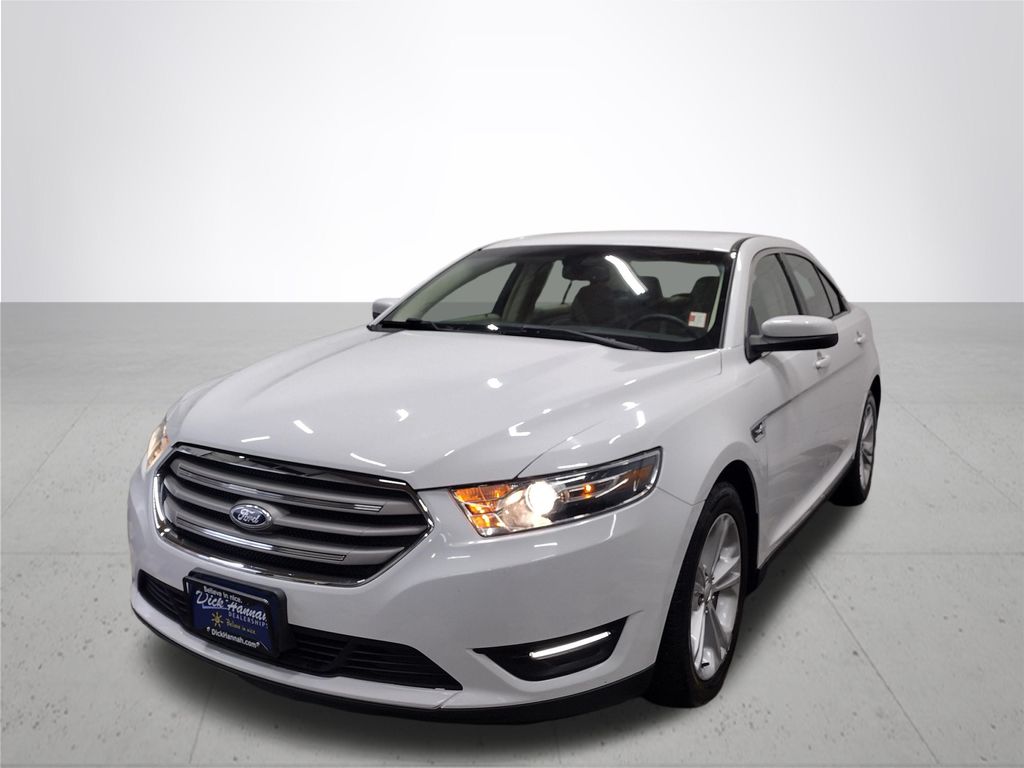 2016 Ford Taurus SEL photo 2