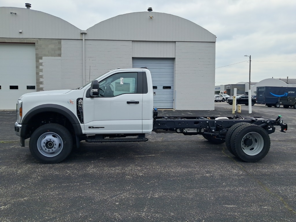 2025 Ford F-600 photo 3