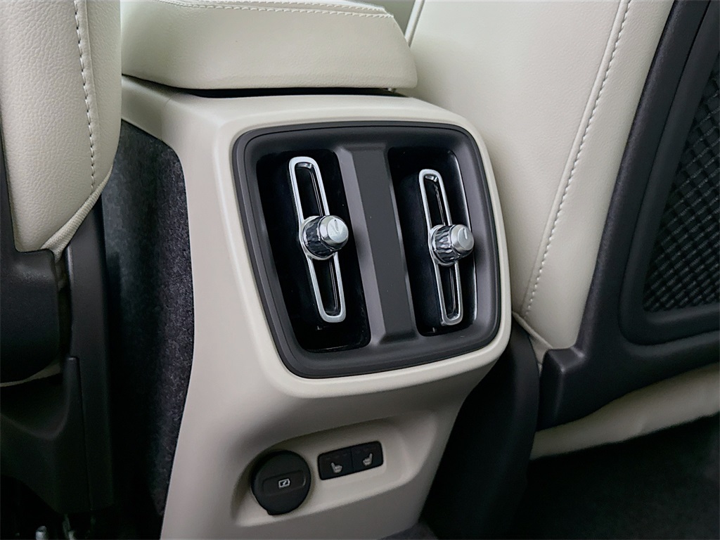 2026 Volvo XC40 Plus photo 26