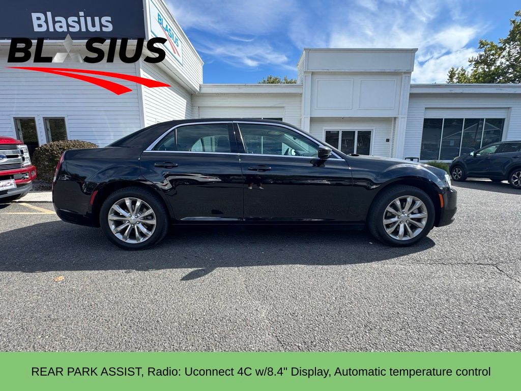 2022 Chrysler 300 Touring photo 4
