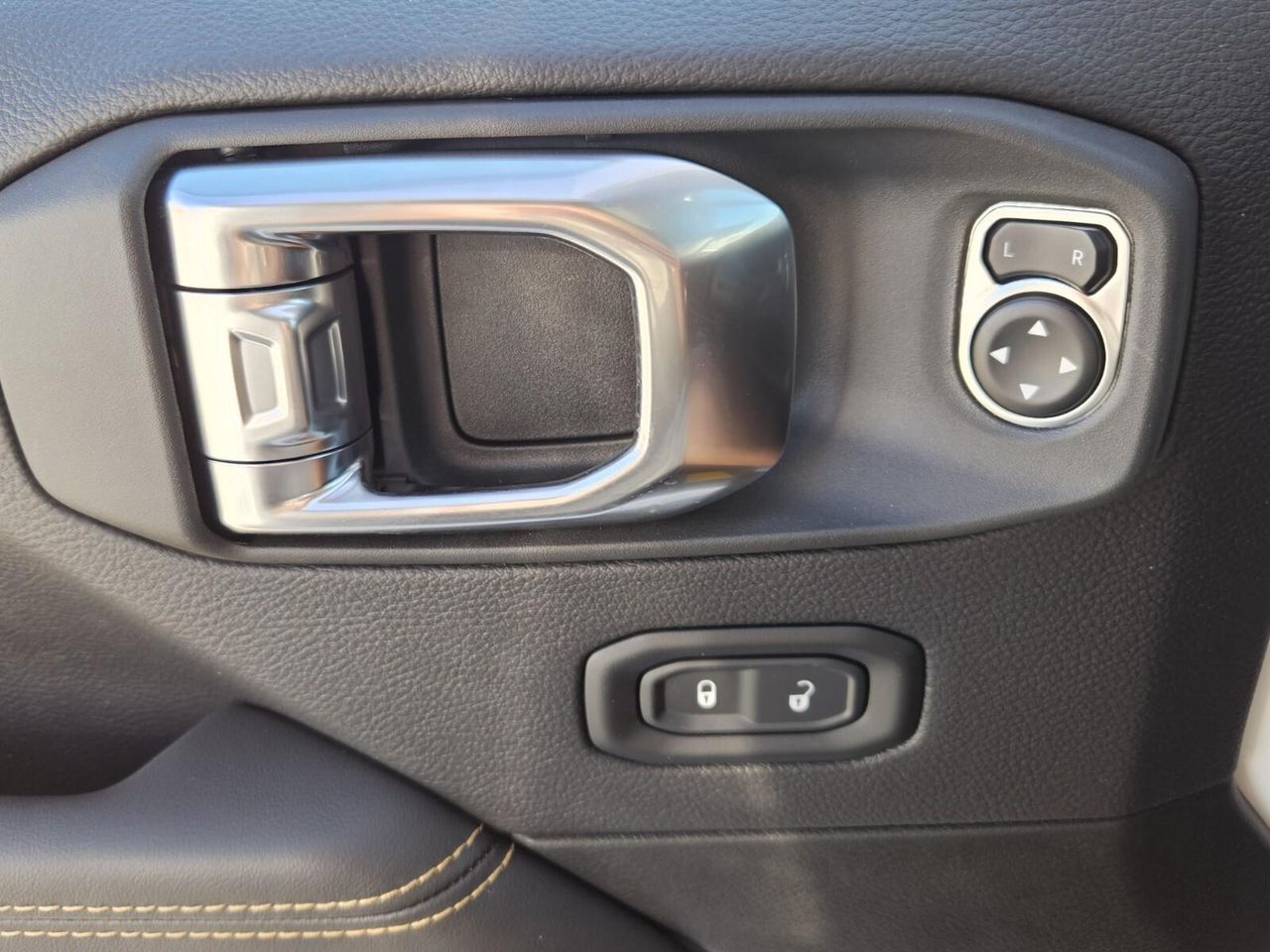 2025 Jeep Wrangler Sahara photo 17