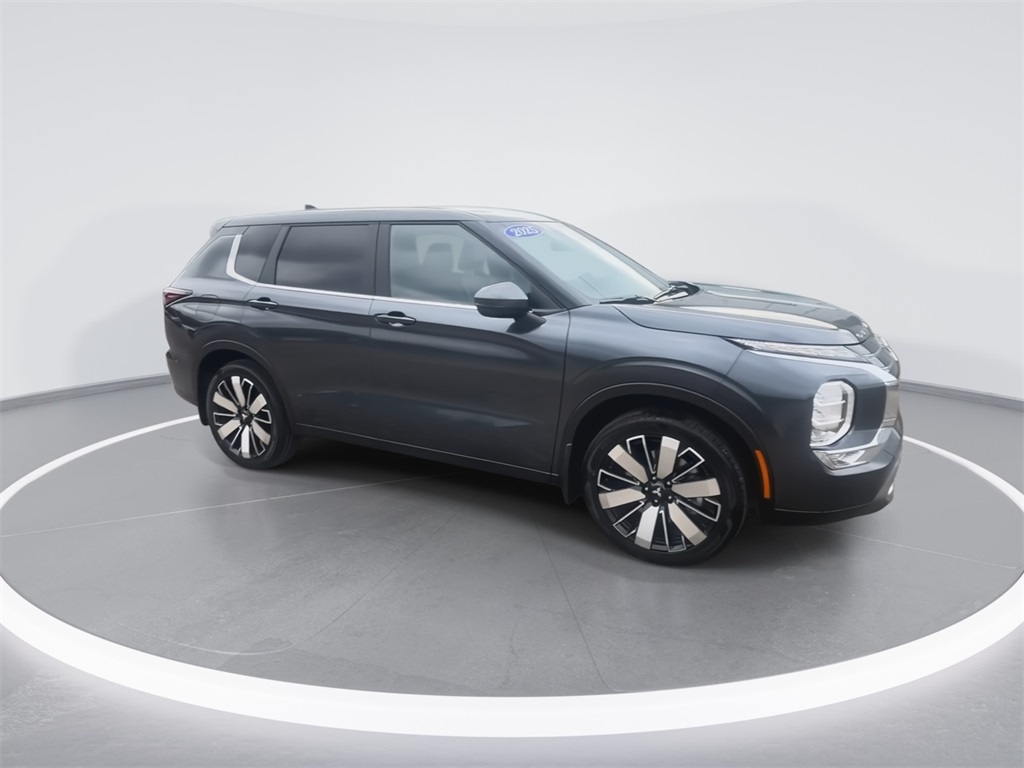 2025 Mitsubishi Outlander SE photo 2