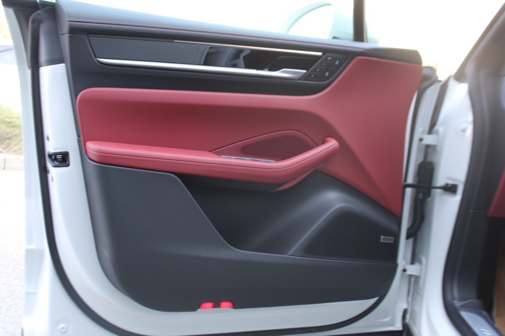 2025 Porsche Macan Electric photo 16