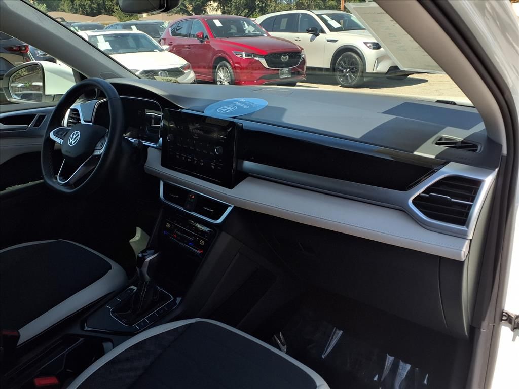 2025 Volkswagen Taos SE photo 18