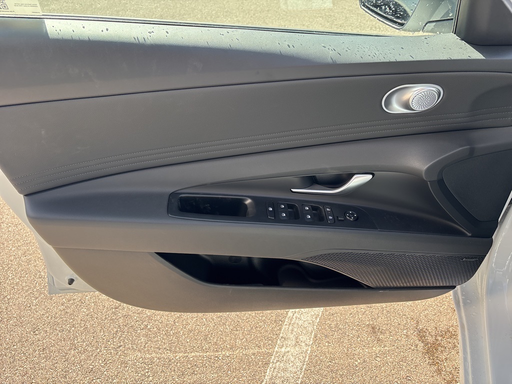 2025 Hyundai Elantra Limited photo 10