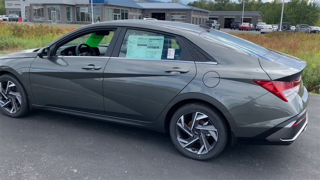 2025 Hyundai Elantra SEL Convenience photo 3