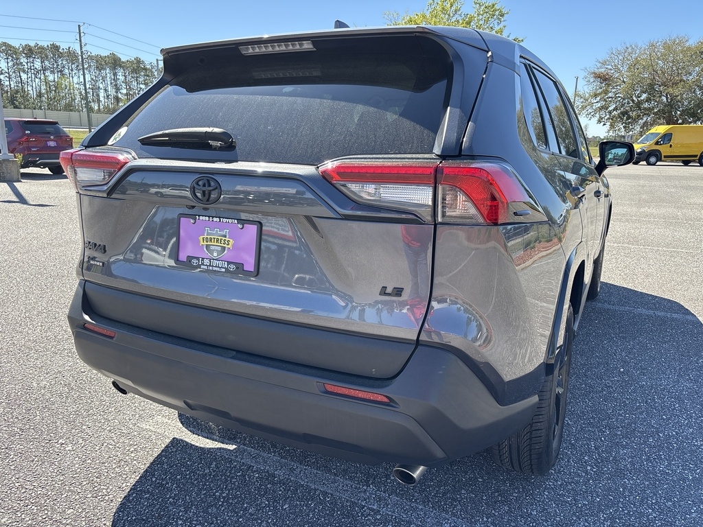 2022 Toyota RAV4 LE photo 12