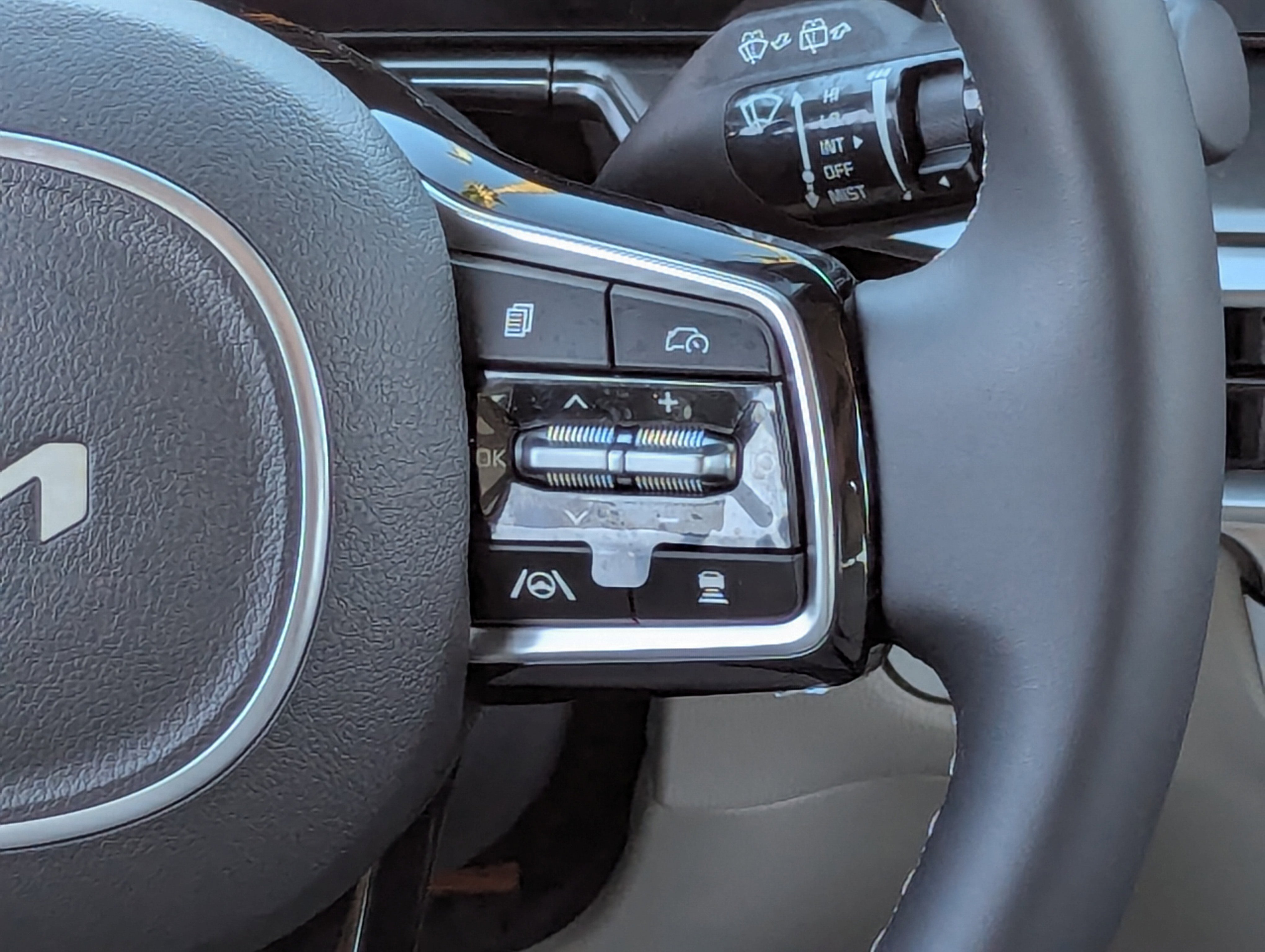 2025 Kia Sorento S photo 3