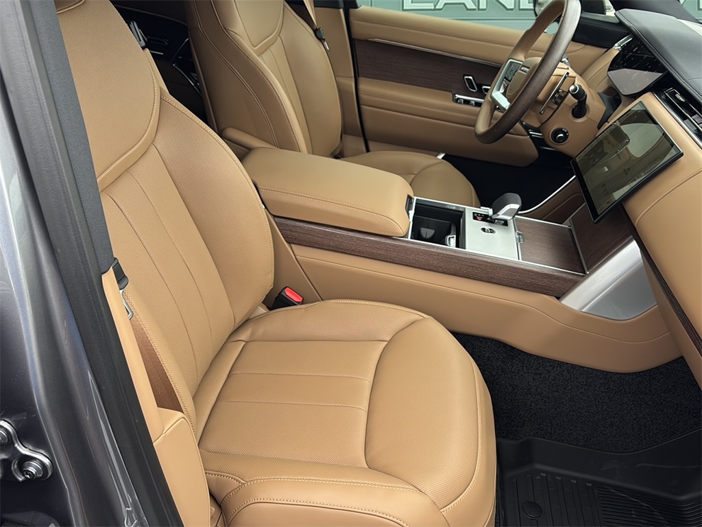 2025 Land Rover Range Rover SE photo 11
