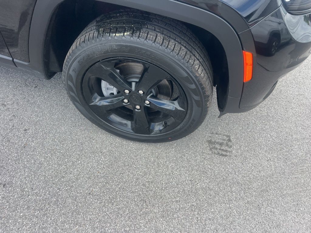 2025 Jeep Grand Cherokee Limited photo 8