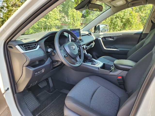 2025 Toyota RAV4 XLE photo 13