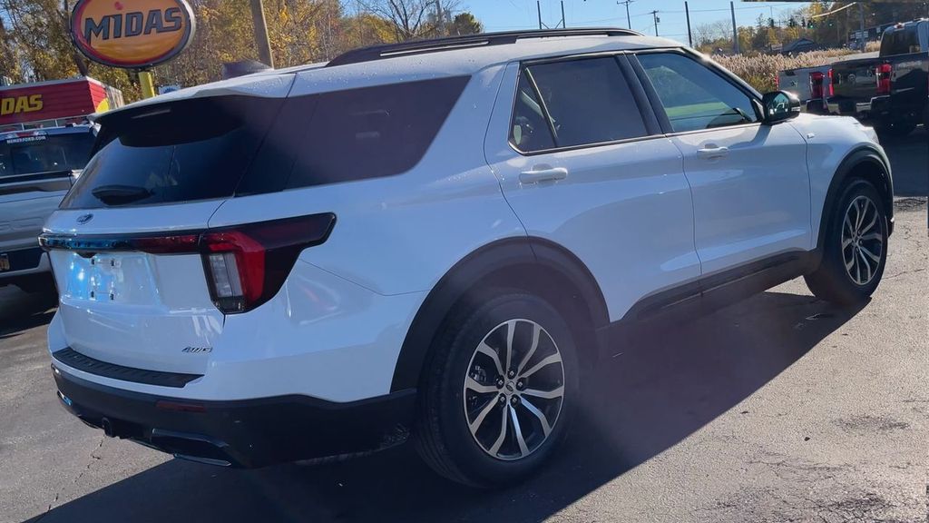 2026 Ford Explorer ST-Line photo 3