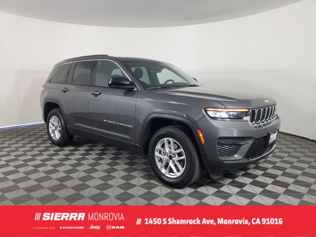 Used 2025 Gray Jeep Laredo image 1