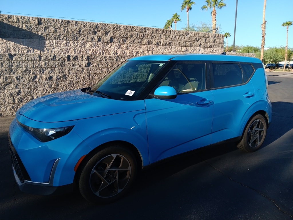 2023 Kia Soul EX photo 2