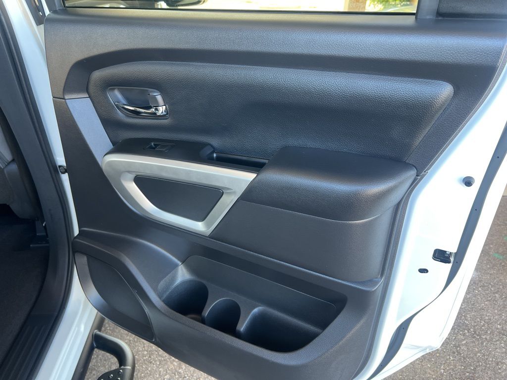 2024 Nissan Titan Crew Cab photo 10