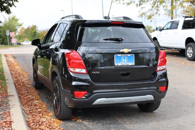 2021 Chevrolet Trax LT photo 2