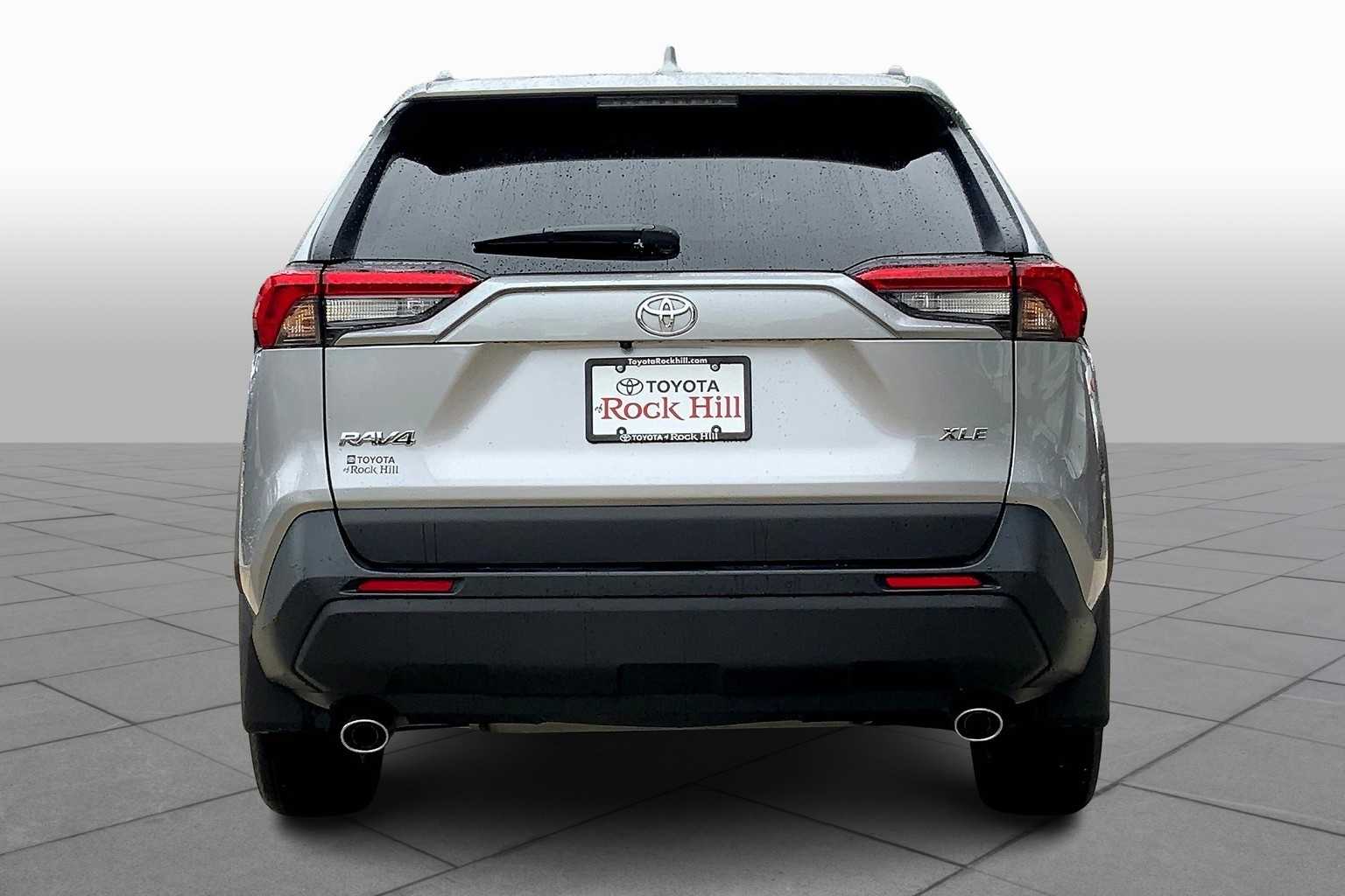 2024 Toyota RAV4 XLE photo 3