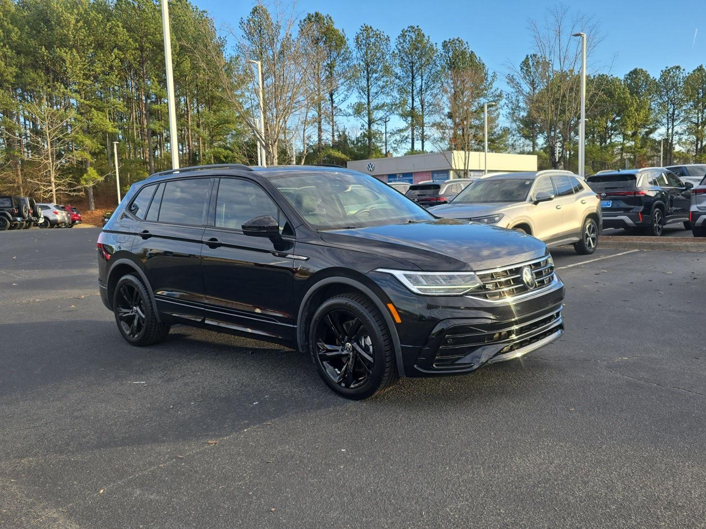 2023 Volkswagen Tiguan SE R-LINE BLACK's photo