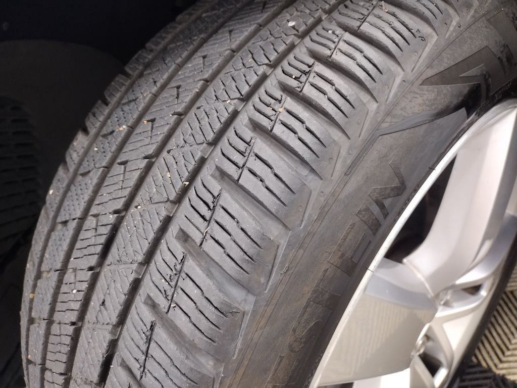 2012 Volkswagen Touareg V6 TDI photo 4