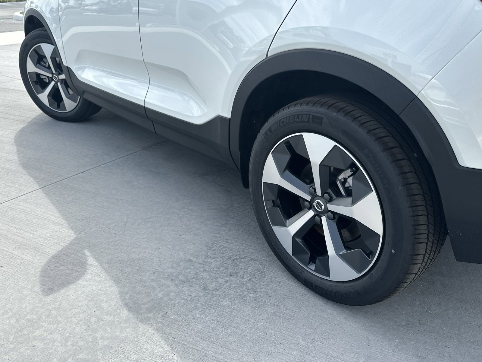 2025 Volvo XC40 Core AWD photo 4