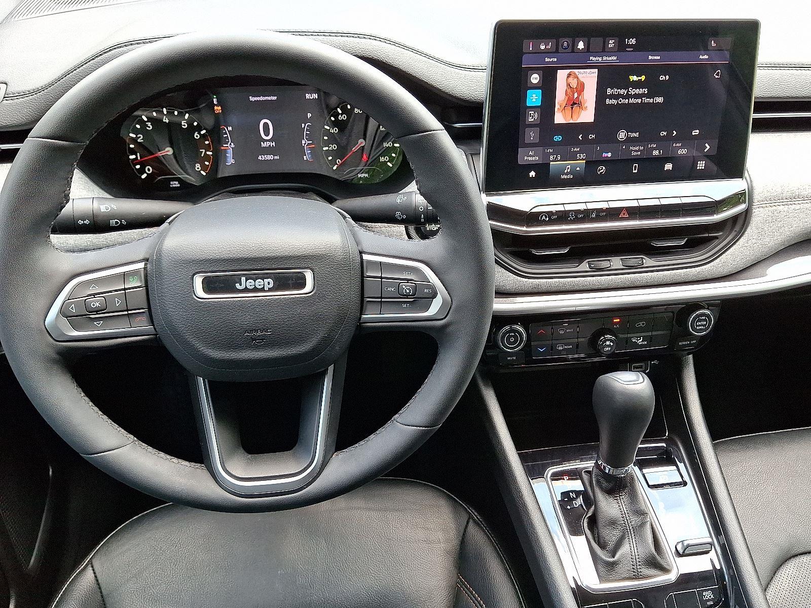 2023 Jeep Compass Latitude Lux photo 10