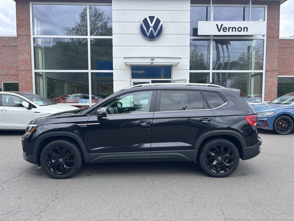 2022 Volkswagen Taos SE photo 2