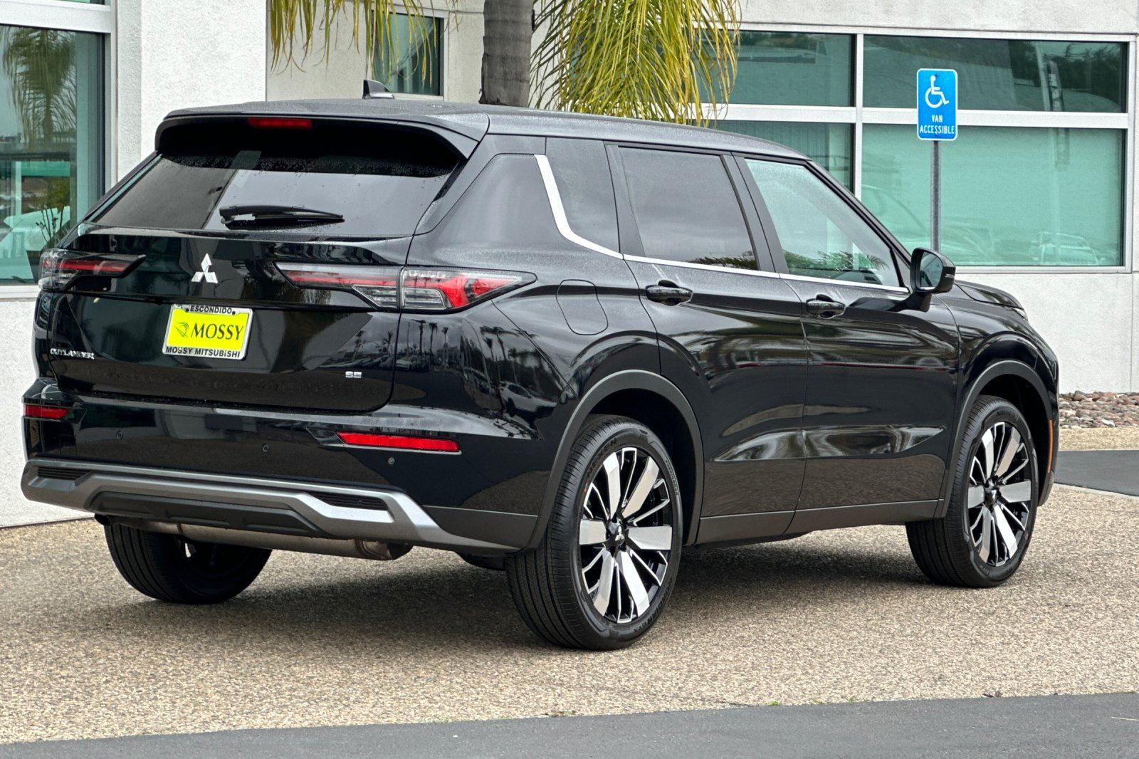 2025 Mitsubishi Outlander SE photo 4