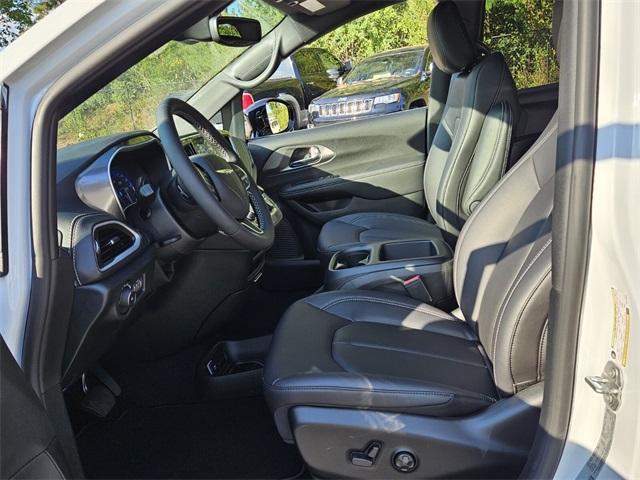2026 Chrysler Pacifica photo 5