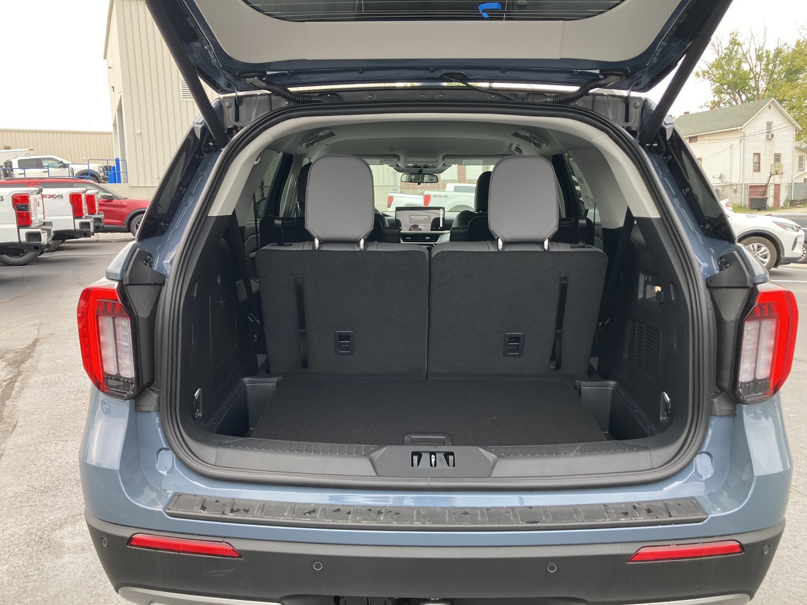 2025 Ford Explorer photo 2
