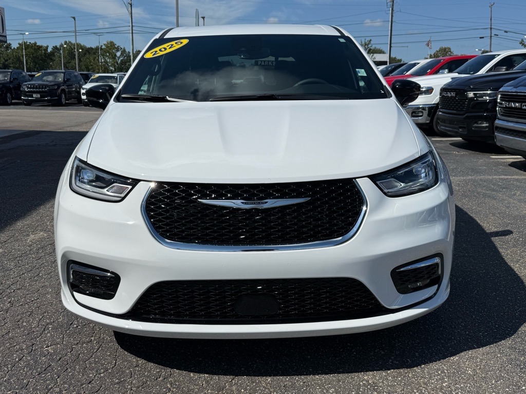 2025 Chrysler Pacifica photo 8