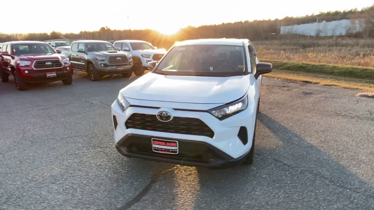2022 Toyota RAV4 LE photo 3