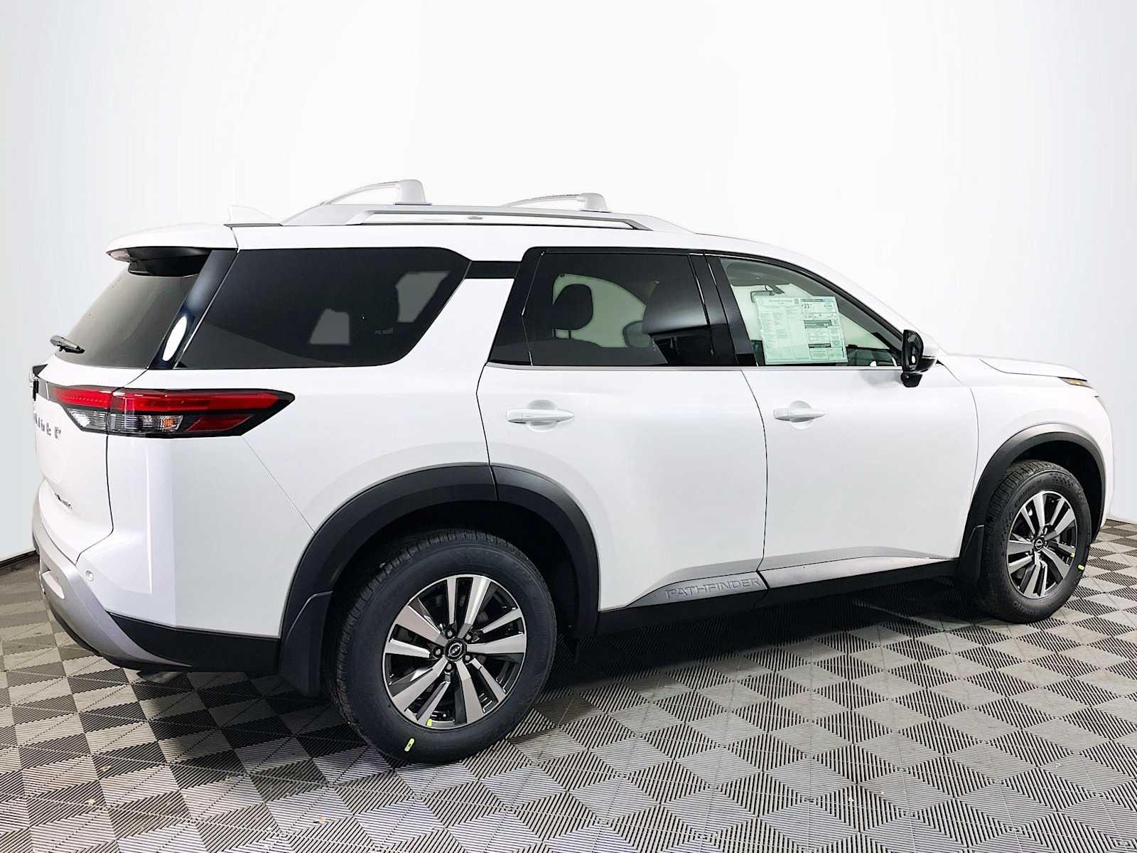 2025 Nissan Pathfinder SL photo 2