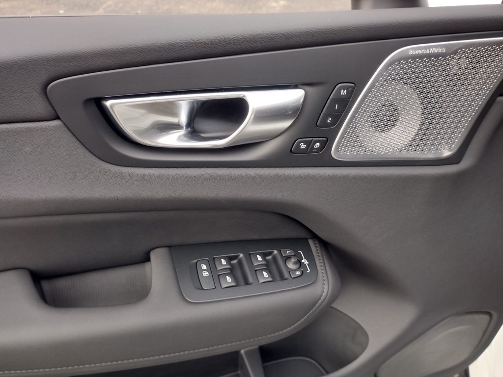 2026 VOLVO XC60 - Image 9