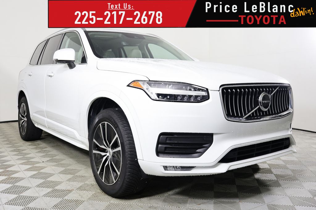 2020 Volvo XC90 Momentum's photo