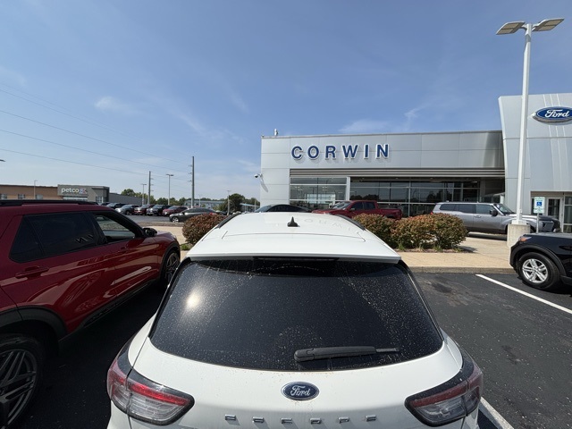 2020 Ford Escape Titanium Hybrid photo 3