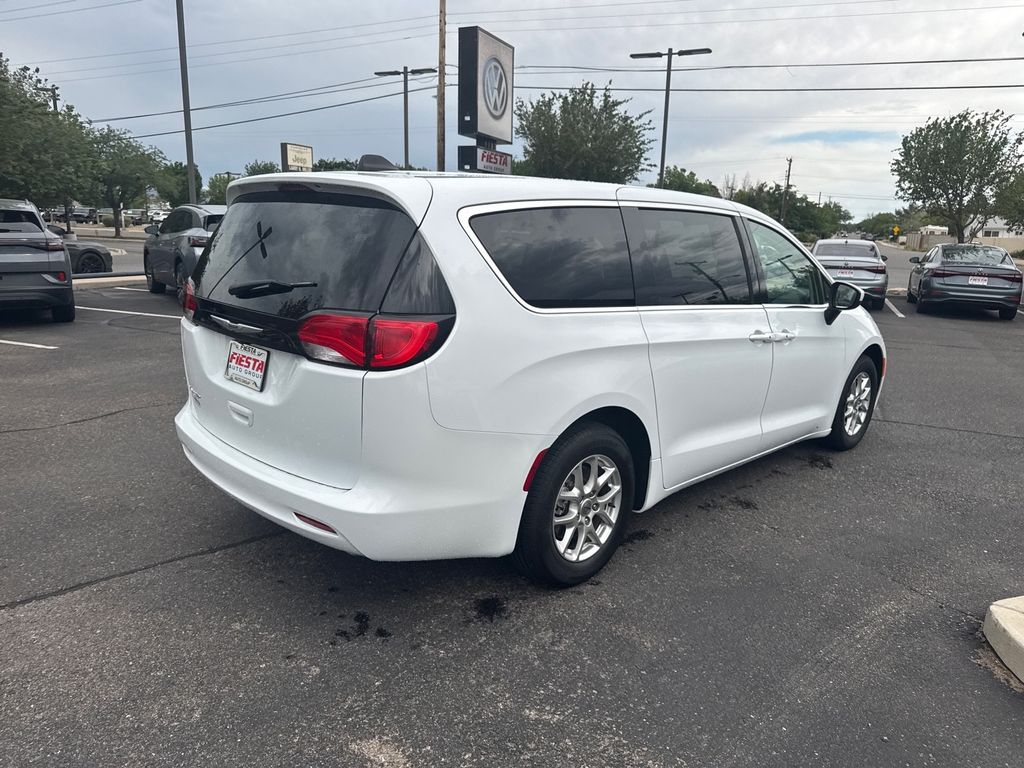 2023 Chrysler Voyager LX photo 16