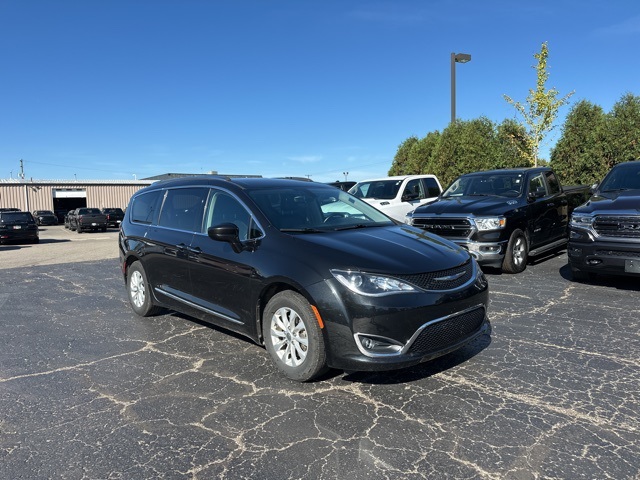 2018 Chrysler Pacifica Touring L photo 2