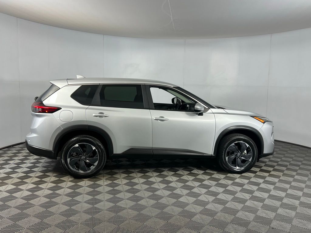 2024 Nissan Rogue SV photo 2