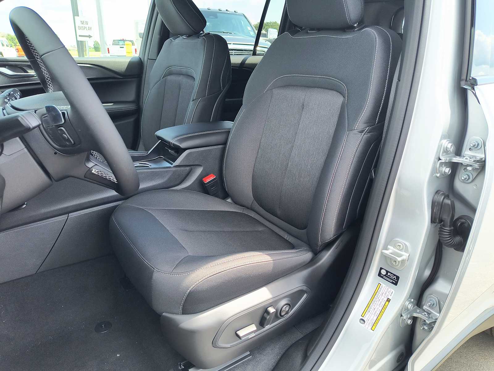 2025 Jeep Grand Cherokee Laredo X photo 5