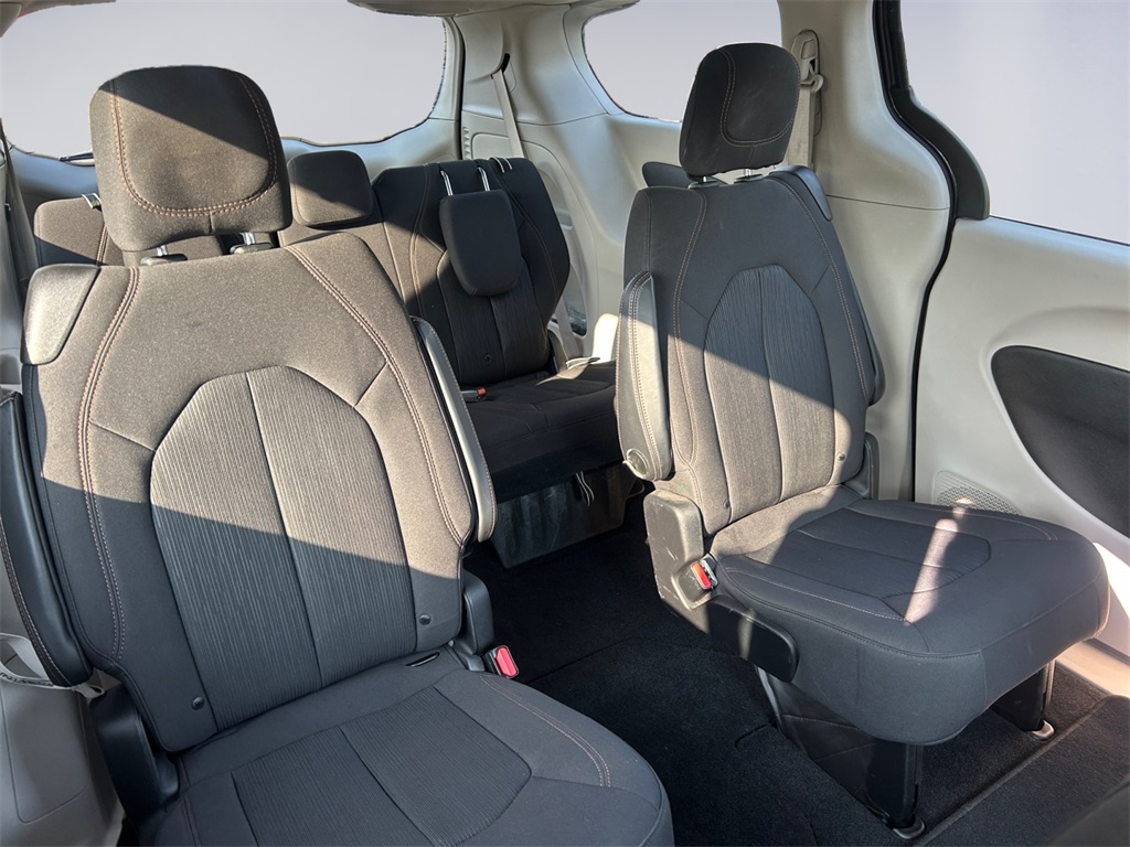 2019 Chrysler Pacifica Touring photo 18