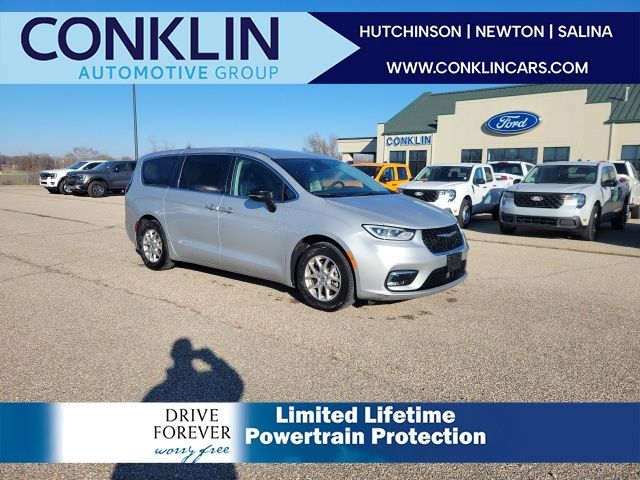 2024 Chrysler Pacifica Touring L's photo