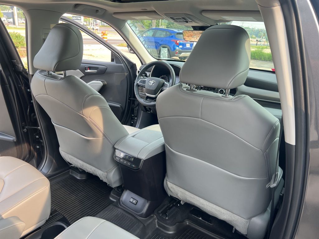 2022 Toyota Highlander XLE photo 16