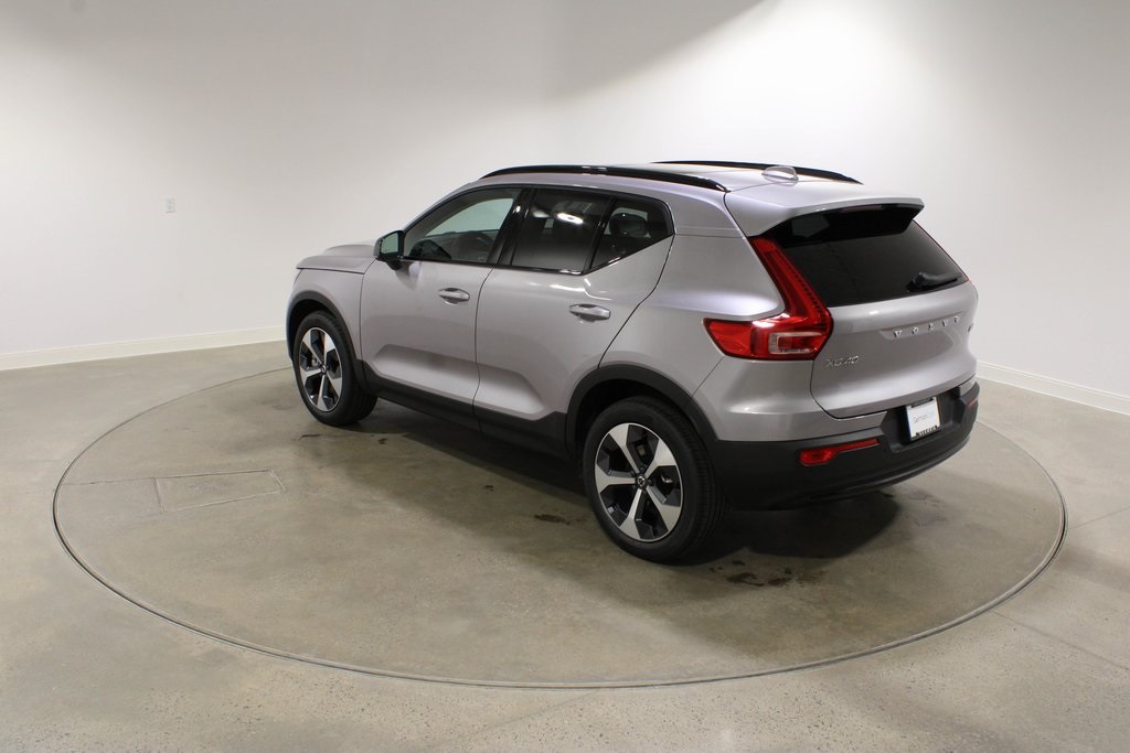 2026 Volvo XC40 Core photo 4