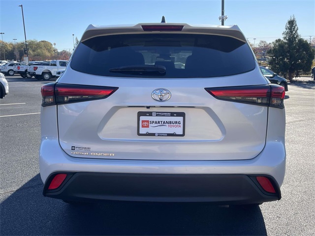 2023 Toyota Highlander L photo 4