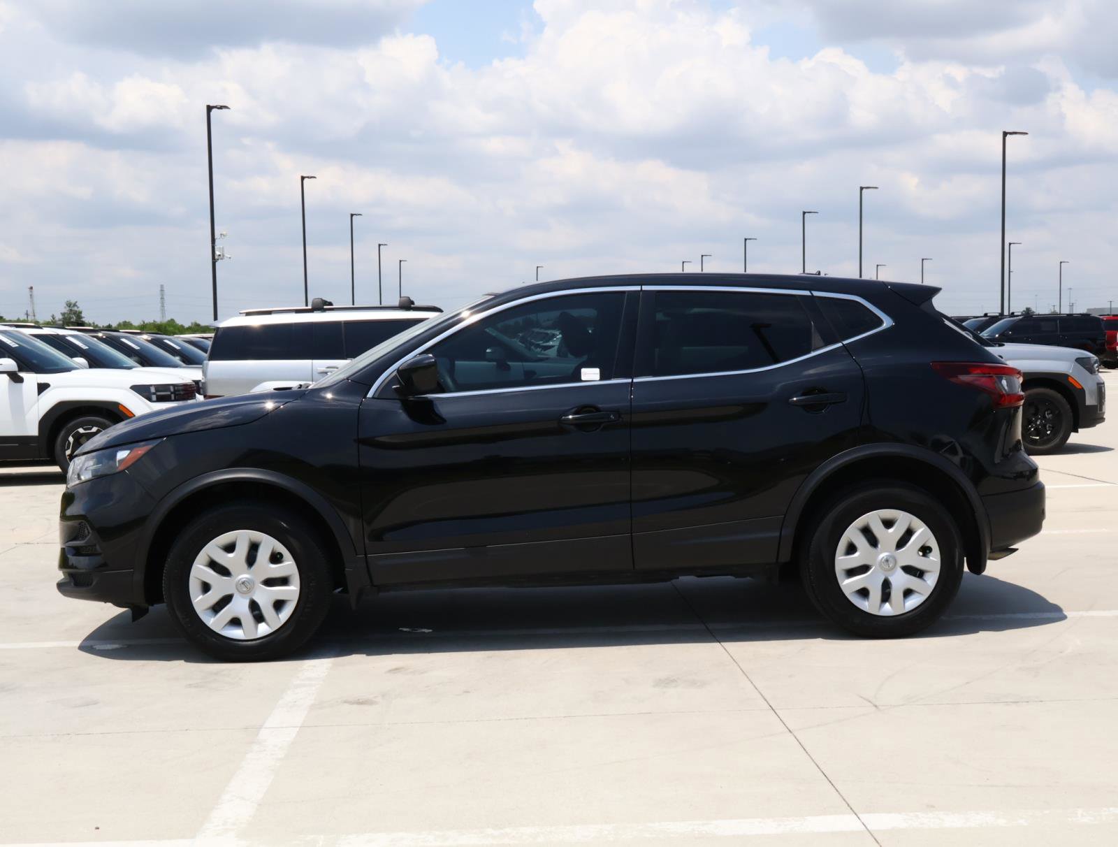 2020 Nissan Rogue Sport S photo 2