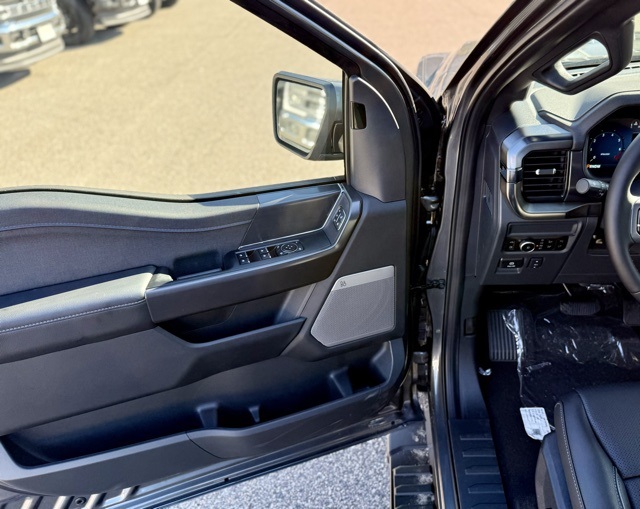 2025 Ford F-150 Lariat photo 14