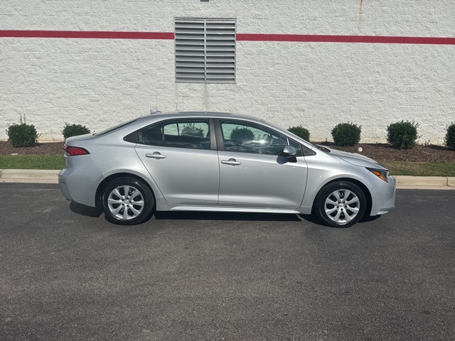 2023 Toyota Corolla LE photo 3