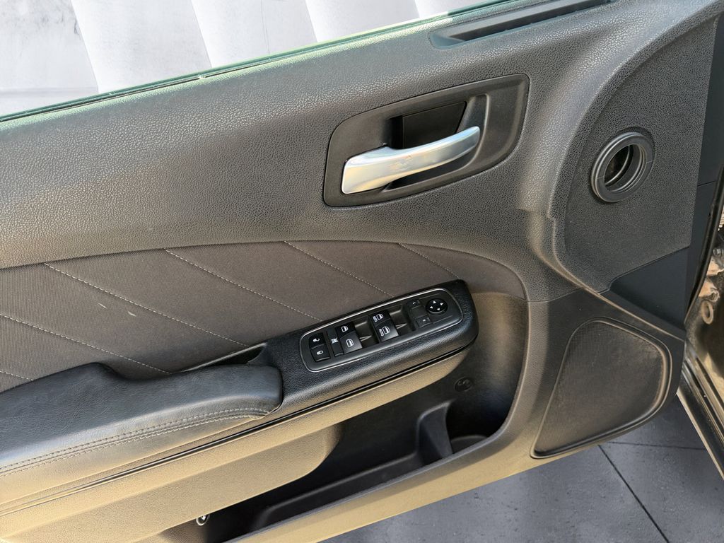 2019 Dodge Charger SXT photo 11