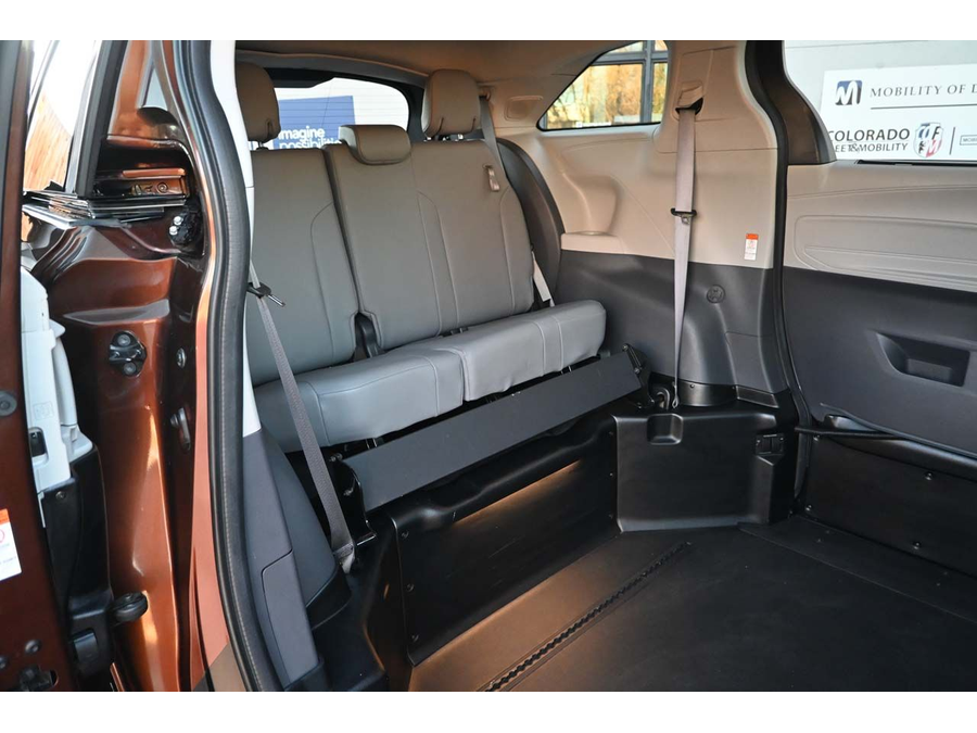 2022 Toyota Sienna XLE photo 17