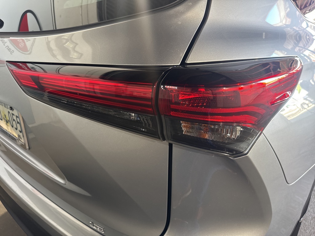 2022 Toyota Highlander LE photo 13
